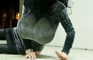 XXX हॉट दाट तपकिरी रंगाचे केस हस्तमैथुन समोर एक समाधानी माणूस