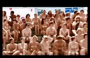 XXX तळलेले एक मोठी घोडचूक उठावदार उरोज असलेली सौंदर्य