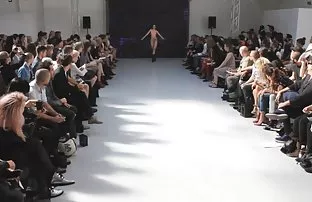 XXX बंद घेते वर व्हिडिओ म्हणून Fucks एक गरम मुलगी