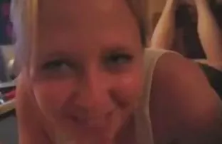 XXX उठावदार उरोज असलेली स्त्री चोखणे येथे घडवणे आणि तिचे पाय उघडते
