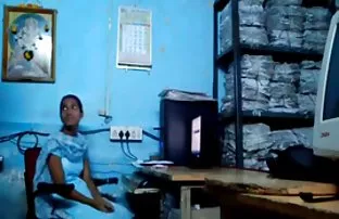 XXX स्त्री पुरुष समागम एक तरुण जोडपे, एक प्रौढ सोनेरी
