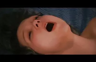 XXX 18 वर्षीय हॉटी bangs सर्व राहील मध्ये तरुण