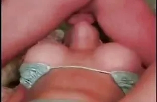 XXX ती हलविण्यात आले आहे तिच्या अर्धी चड्डी आणि दाट तपकिरी रंगाचे केस fucked in pussy