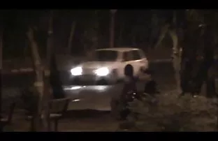 XXX दोन brunettes आणि एक सोनेरी fucked झाले एक घाईघाईने प्रियकर