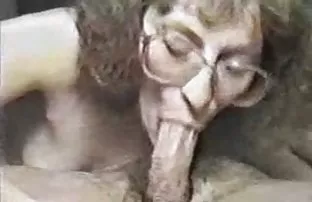 XXX तरुण घेतला तिच्या तोंडात आणि मांजर मध्ये fucked