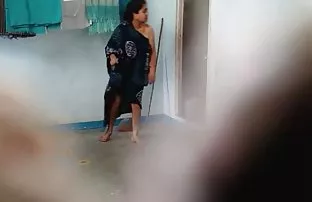 XXX खालावली निळ्या सुती कापड्याच्या विजारी आणि घातला हात गांड नितंब