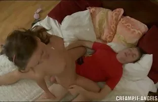 XXX एक तरुण माणूस Fucks तीन प्रौढ स्त्रिया